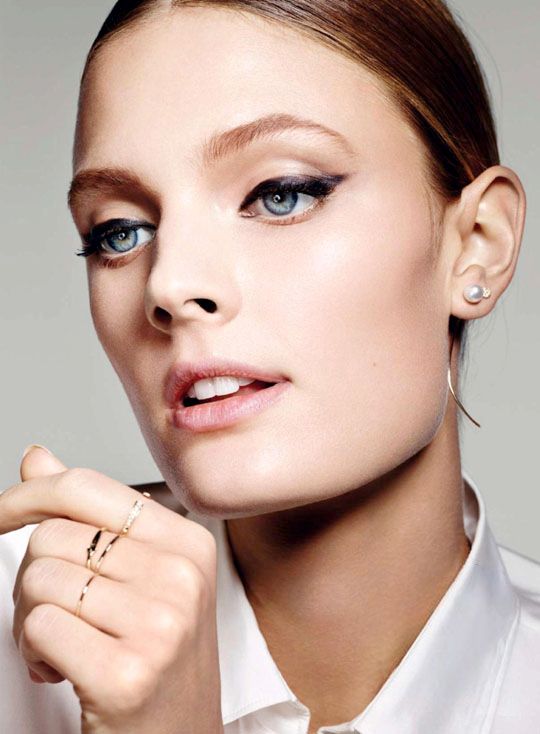 Le Fashion Constance Jablonski Stuns With CatEye Liner And Delicate